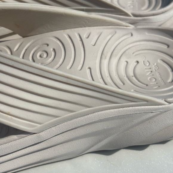 Vionic White Slide Sandals 9 - Picture 3 of 10